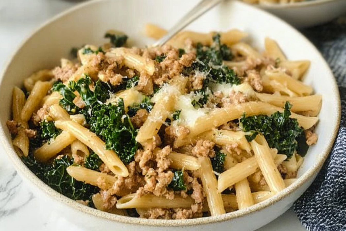 Pasta cremosa con carne y kale