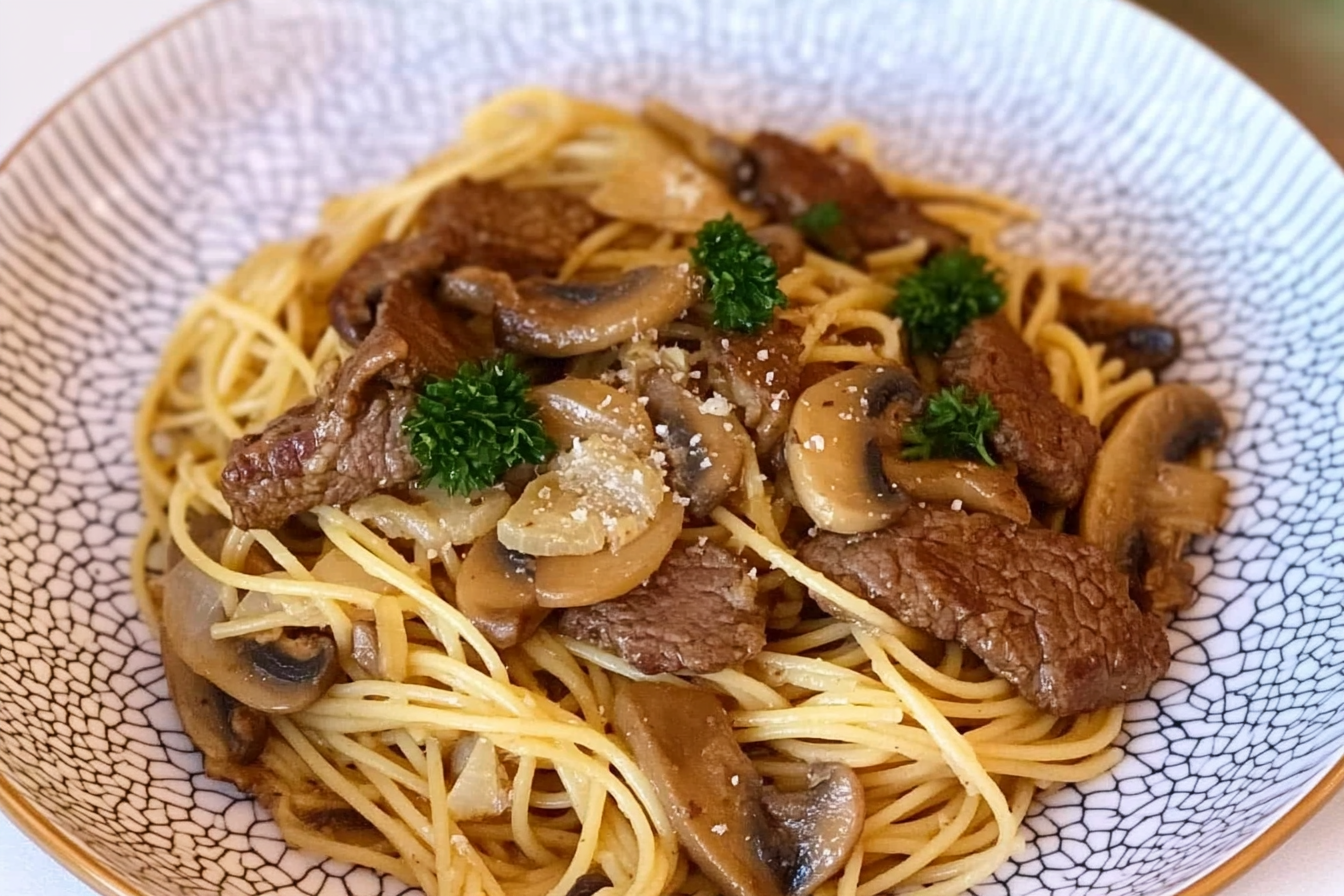 Espaguetis con ternera y champiñones