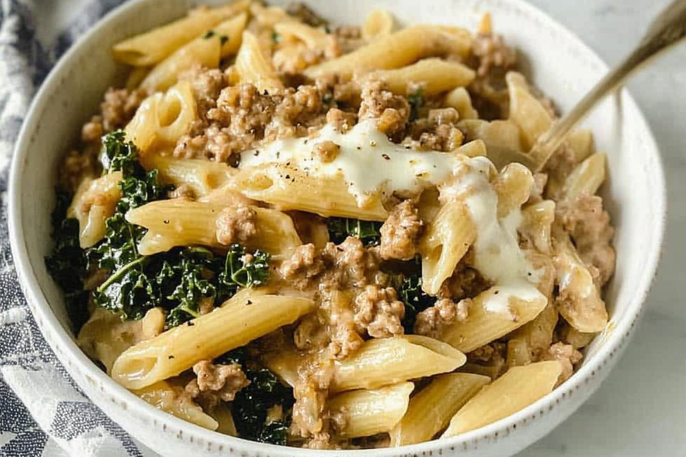 Pasta cremosa con carne y kale