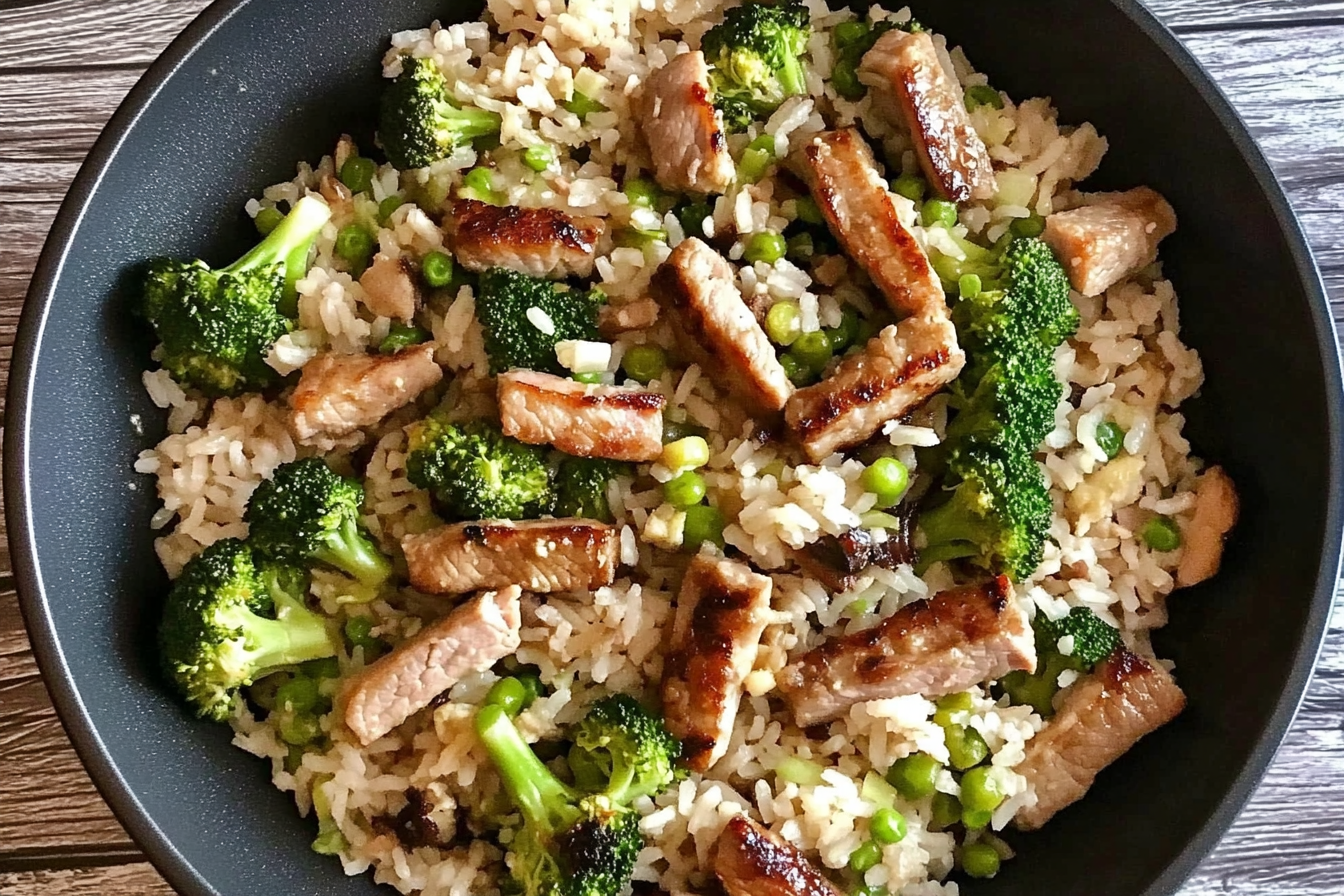 Arroz salteado con cerdo y brócoli