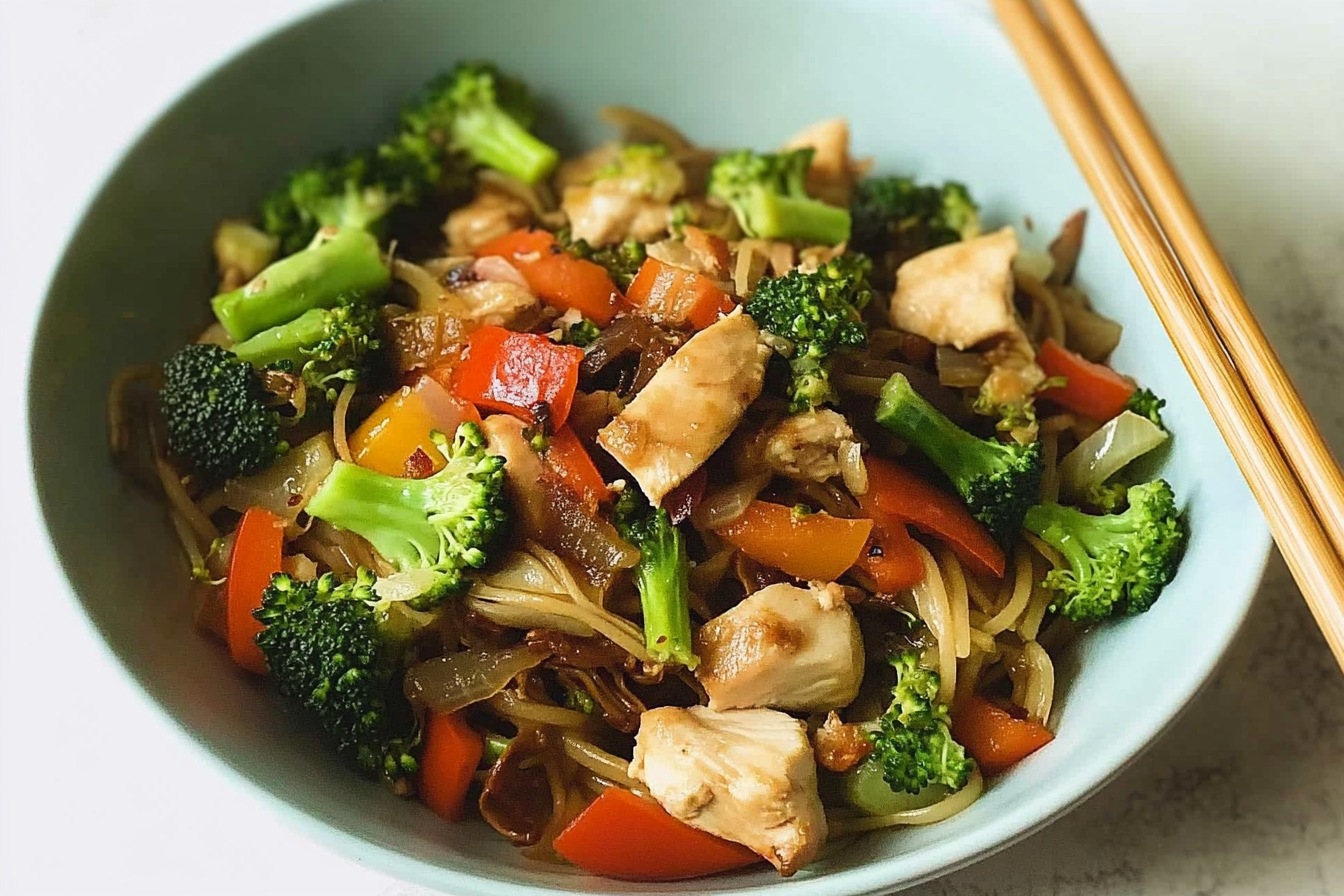 Noodles con pollo y brócoli