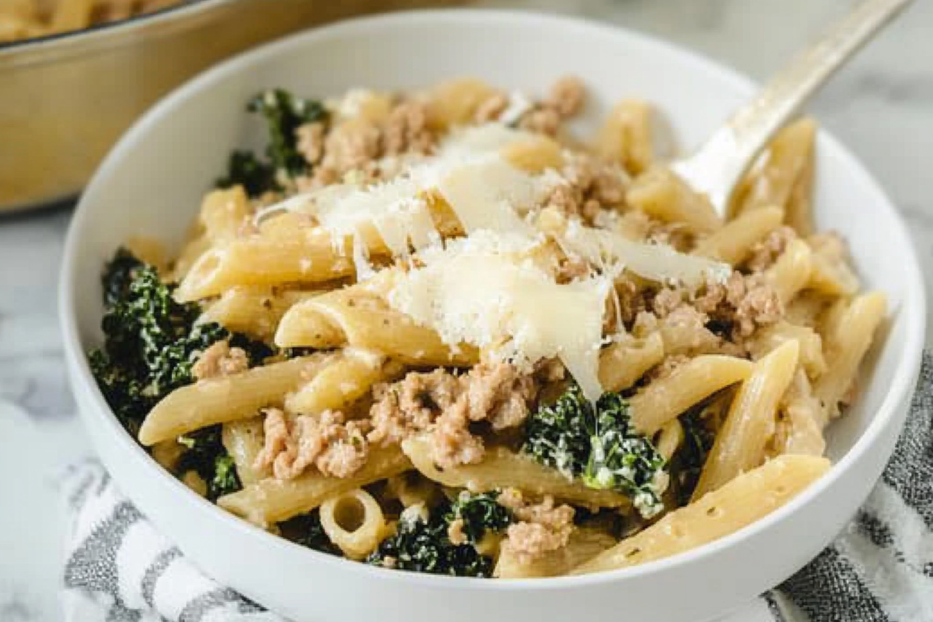 Pasta cremosa con carne y kale