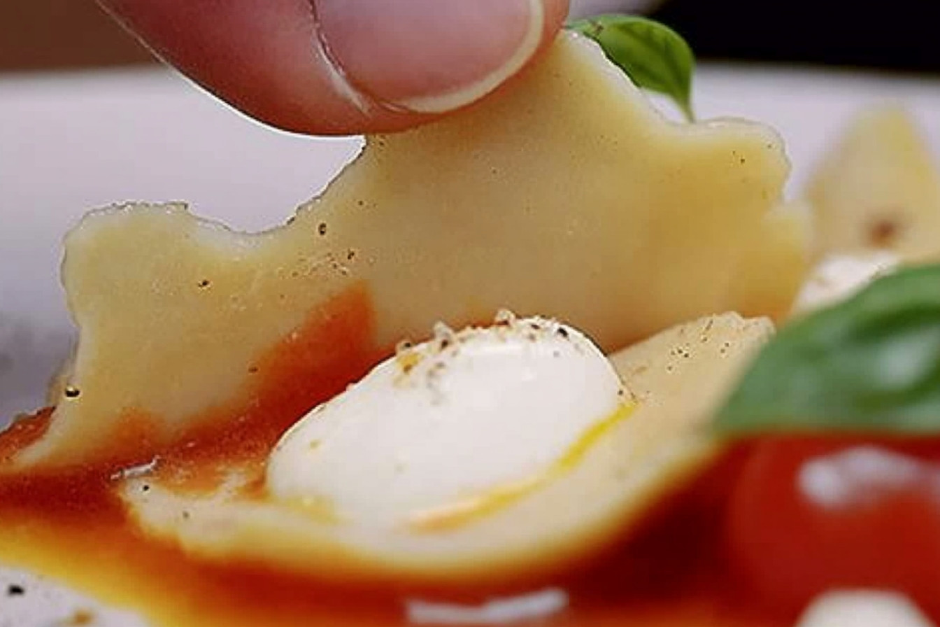 Raviolis con salsa caprese