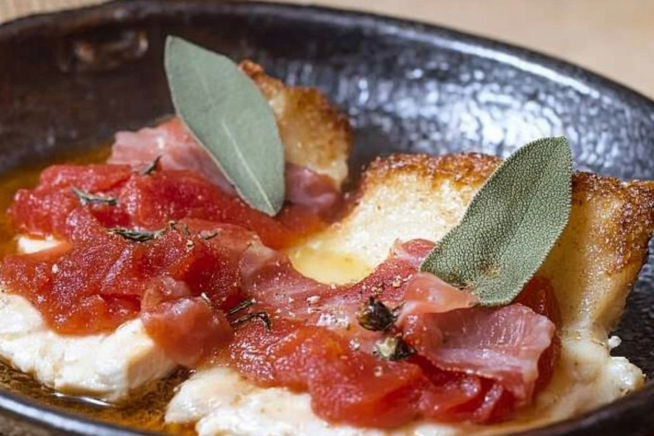 Saltimbocca de pollo con tomate