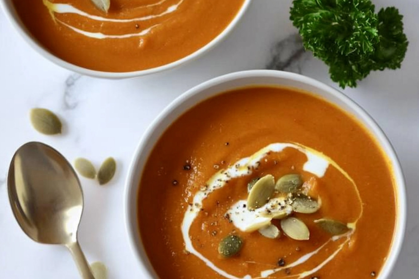 Sopa cremosa de calabaza y tomate